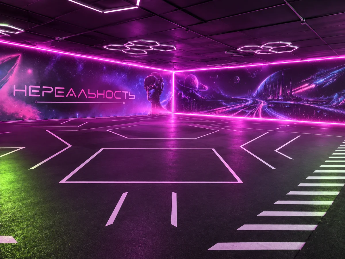 Ночная тусовка в VR-парке: арена в неоновой подсветке