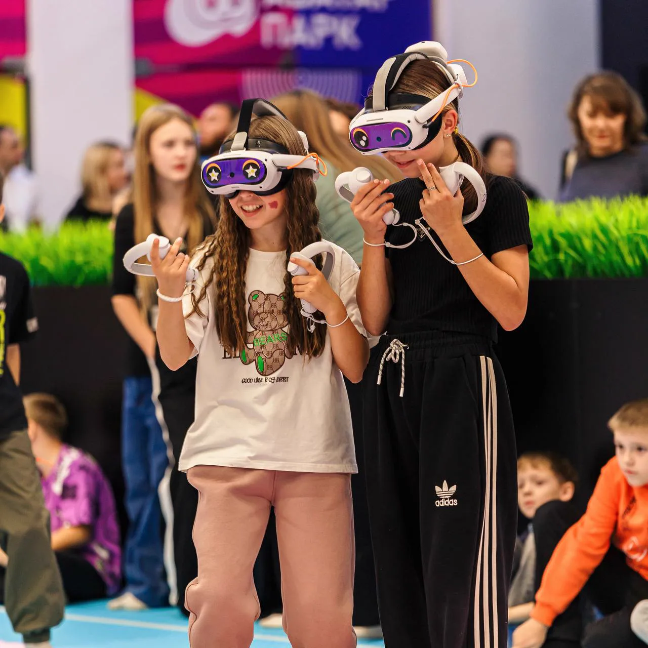 Свободное посещение VR-парка: две девочки играют в шлемах